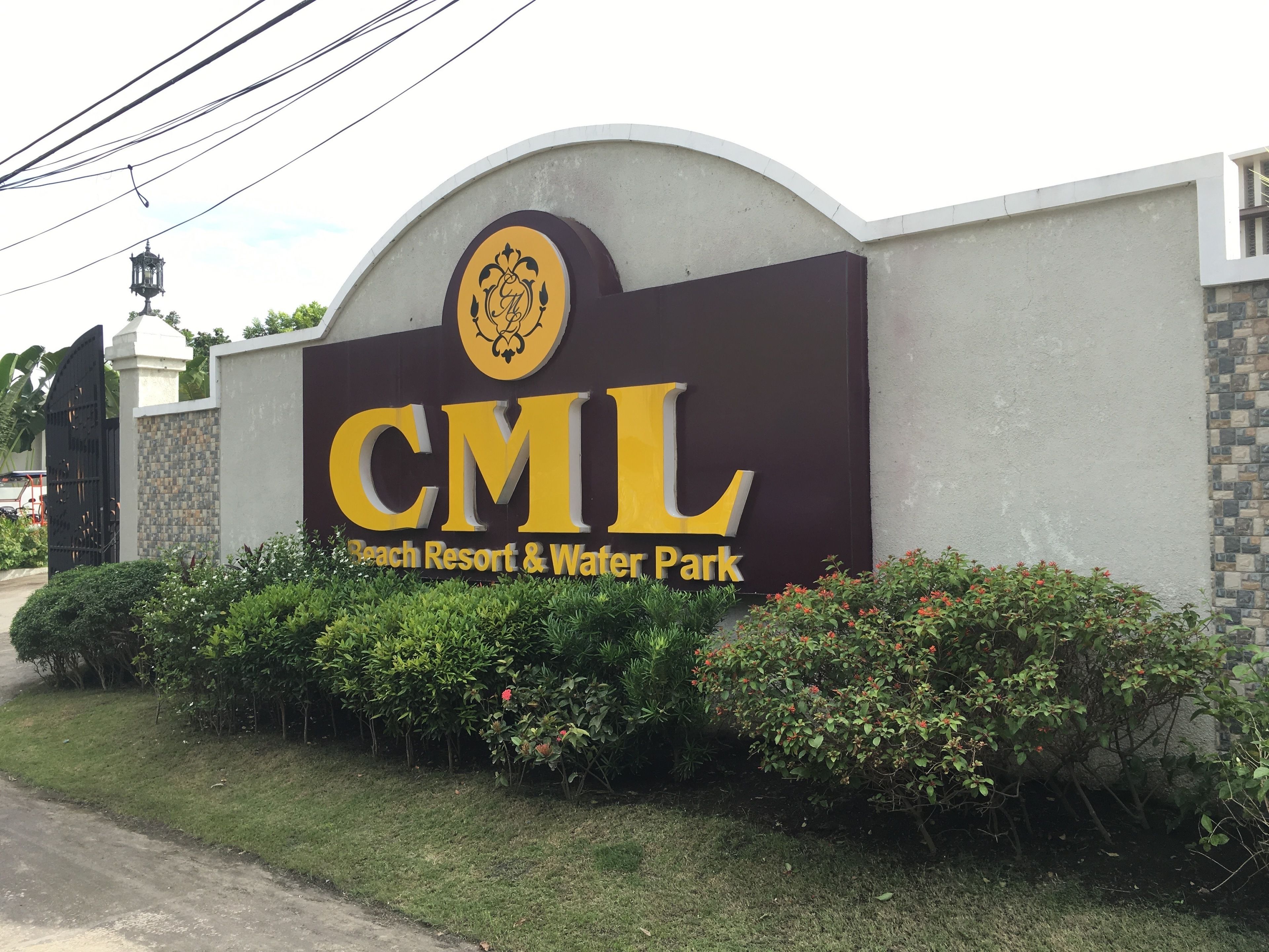 Een bordje voor CML Beach Resort & Water Park, met logo, naam en slogan.