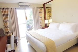 Deluxe kamer (Ocean) | Een minibar, een kluis op de kamer, een bureau, beddengoed