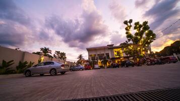 Facciata della struttura - sera/notte