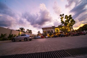 Voorkant accommodatie - avond/nacht