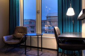 Business Double Room | In-room safe, blackout drapes, soundproofing, iron/ironing board - Motel One Amsterdam - Waterlooplein (Amsterdam)