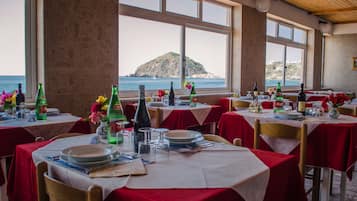Se sirven comidas y cocina italiana