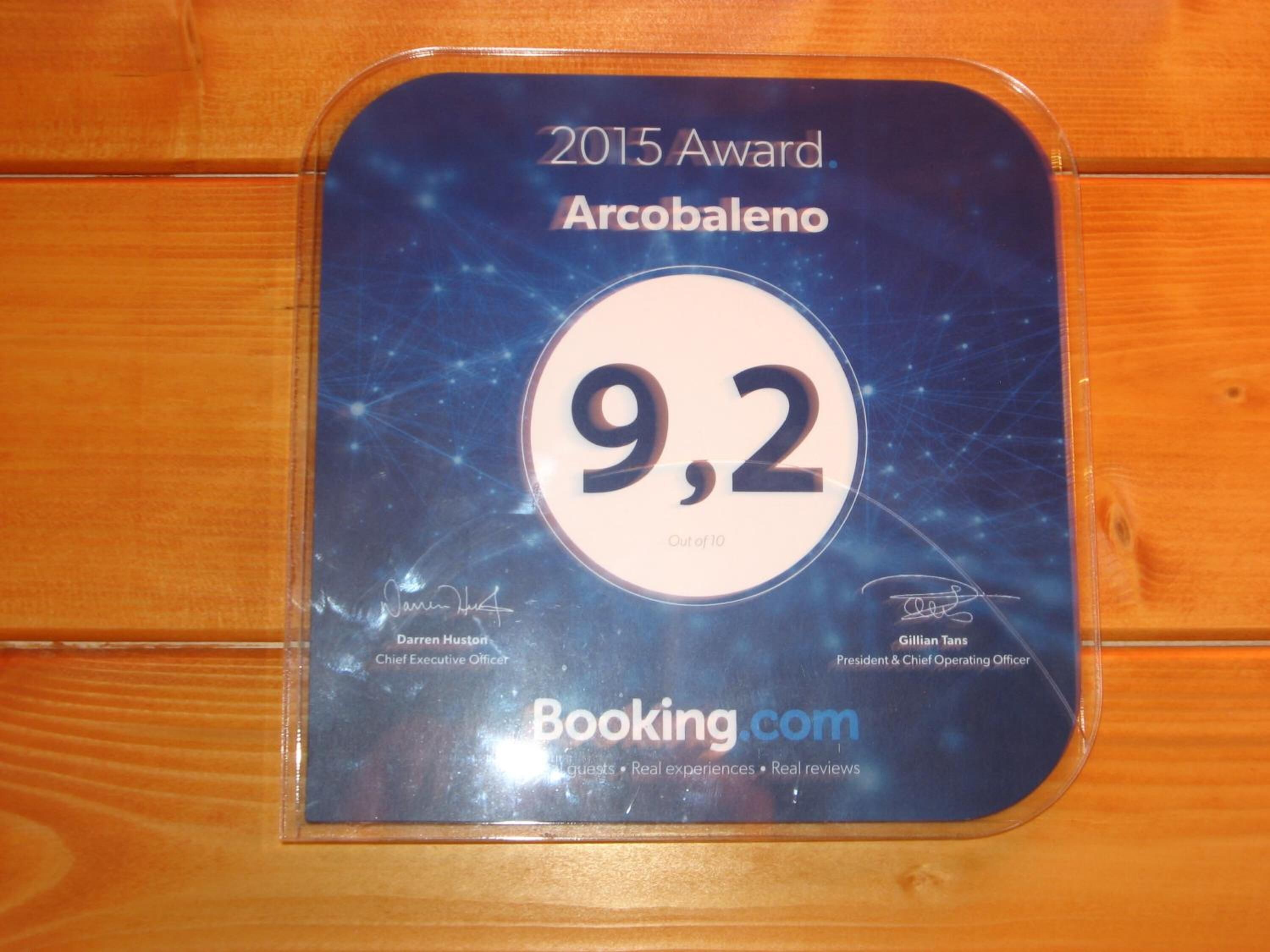 A 2015 Award Arcobaleno 9.2 out of 10 rating on a wooden background.