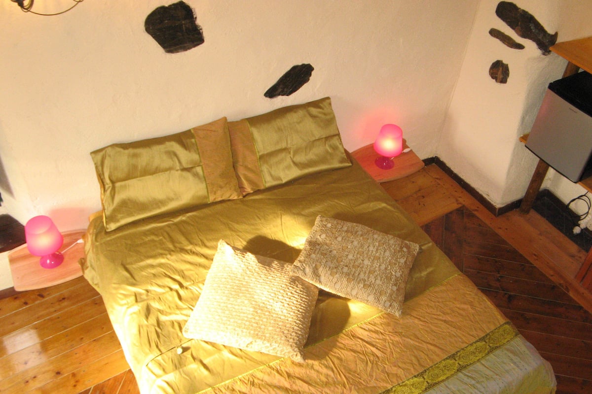 Double Room, Mountain View (Eta) | Minibar, iron/ironing board, free cribs/infant beds, free WiFi