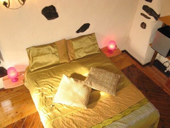 Habitación doble, vistas a la montaña (Eta) | Minibar, tabla de planchar con plancha, cunas gratuitas y wifi gratis