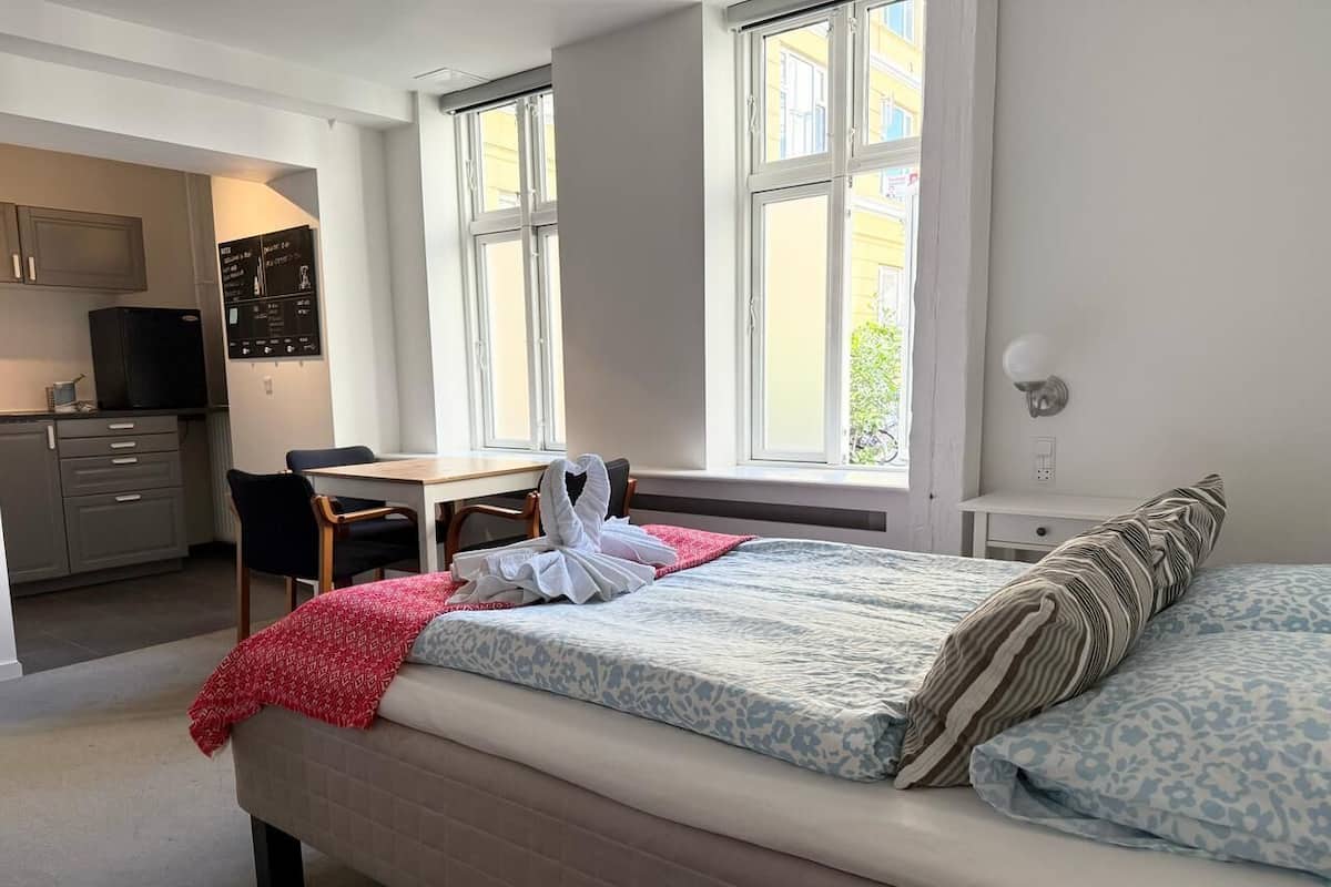 Familie studio | Een bureau, verduisterende gordijnen, gratis wifi, beddengoed