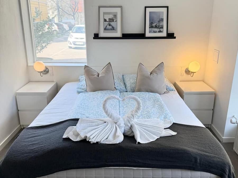 Escritorio, cortinas blackout, wifi gratis y ropa de cama