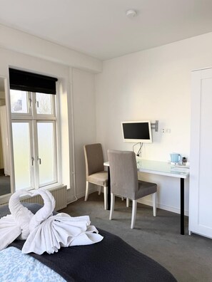 Standaard tweepersoonskamer | Een bureau, verduisterende gordijnen, gratis wifi, beddengoed