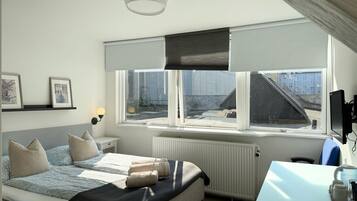 Escritorio, cortinas blackout, wifi gratis y ropa de cama