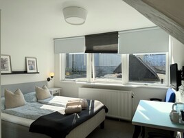 Habitación familiar | Escritorio, cortinas opacas, wifi gratis y ropa de cama
