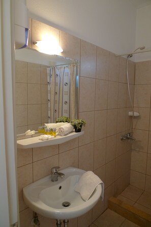 Shower, hair dryer, towels - Hotel Ikaros (Elliniko-Argyroupoli)