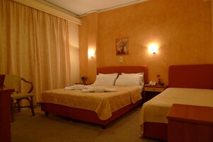 Quarto triplo, sacada, vista parcial para o mar | Quartos à prova de som, ferros/tábuas de passar roupa, Wi-Fi de cortesia