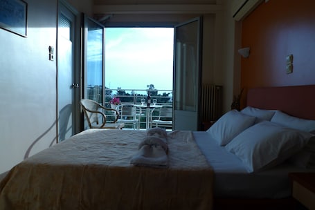 Double Room Single Use, Ensuite, Sea View | Soundproofing, iron/ironing board, free WiFi, bed sheets
