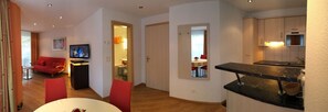 1 chambre, bureau, fer et planche à repasser, lits bébé (gratuits)