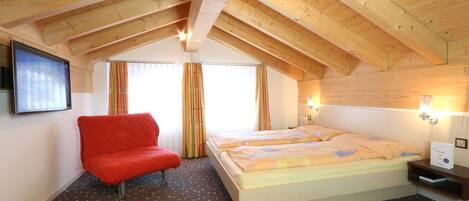 Duplex, 2 Bedrooms | 1 bedroom, desk, iron/ironing board, free cribs/infant beds