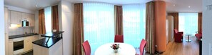 1 chambre, bureau, fer et planche à repasser, lits bébé (gratuits)