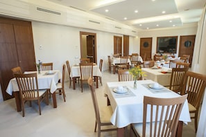 Daily continental breakfast (EUR 8.00 per person)
