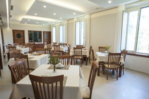Daily continental breakfast (EUR 8.00 per person)