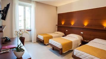 Habitación triple | Minibar, wifi gratis y ropa de cama