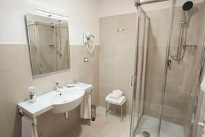Shower, bidet, towels - Villa Angelina (Rome)