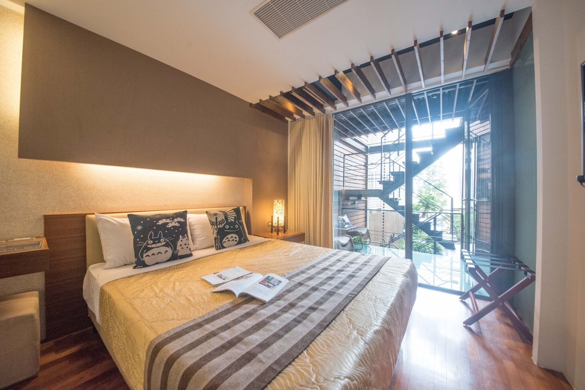 Down duvets, individually decorated, individually furnished, desk