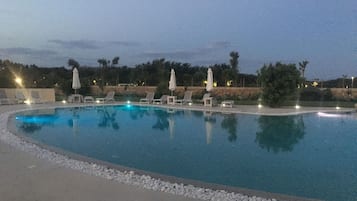 AuĂenpool, Pool mit Wasserfall, LiegestĂŒhle
