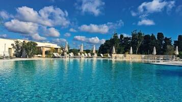 Piscina all'aperto, una piscina con cascata, lettini