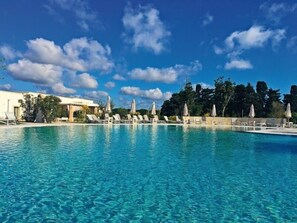 Outdoor pool, a waterfall pool, pool loungers - Tenuta Vigna Corallo (Otranto)