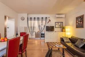 City Apartment, 2 Bedrooms | Living room