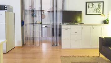 City-Apartment, 2 Schlafzimmer | Wohnbereich | Fernseher