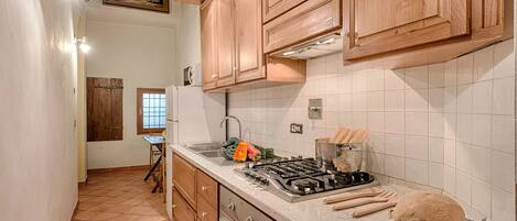 Apartamento luxo, 2 quartos | Cozinha privada | Geladeira grande, micro-ondas, fogão, cooktop