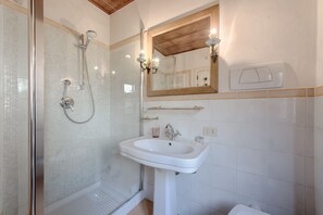 Deluxe-Apartment, 2 Schlafzimmer | Badezimmer | Dusche, kostenlose Toilettenartikel, Haartrockner, Handtücher