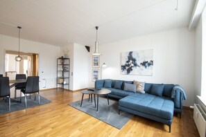 Business Penthouse, 2 Double Beds, City View | Television