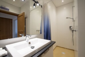 商务顶层房, 2 张双人床, 城市景观 | 浴室 | 淋浴设施、吹风机、毛巾