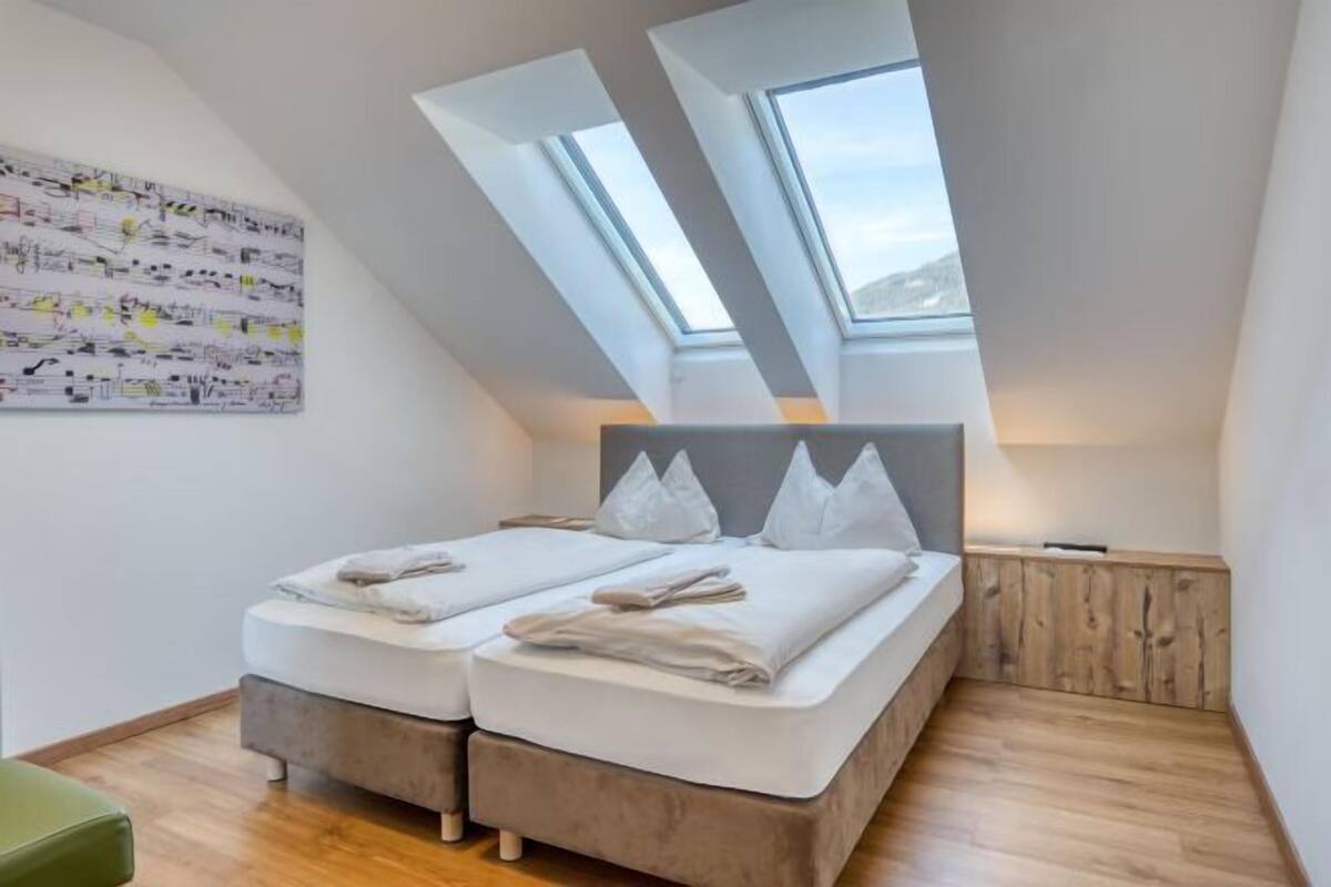5 habitaciones, ropa de cama hipoalergénica y cortinas blackout
