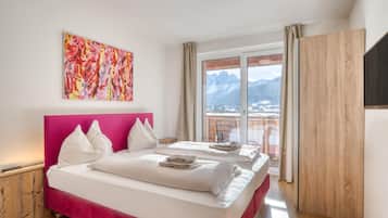 Panoramic Apartment | Hypo-allergenic bedding, blackout drapes, free WiFi, bed sheets