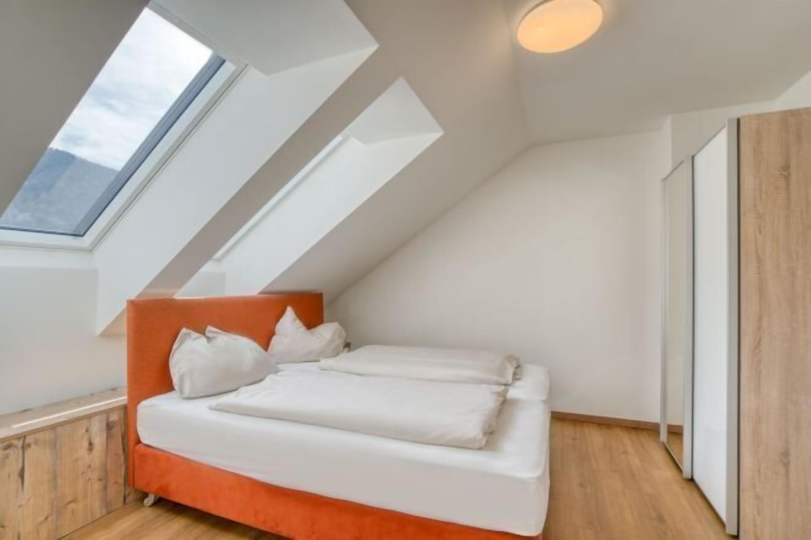 Hypo-allergenic bedding, blackout drapes, free WiFi, bed sheets