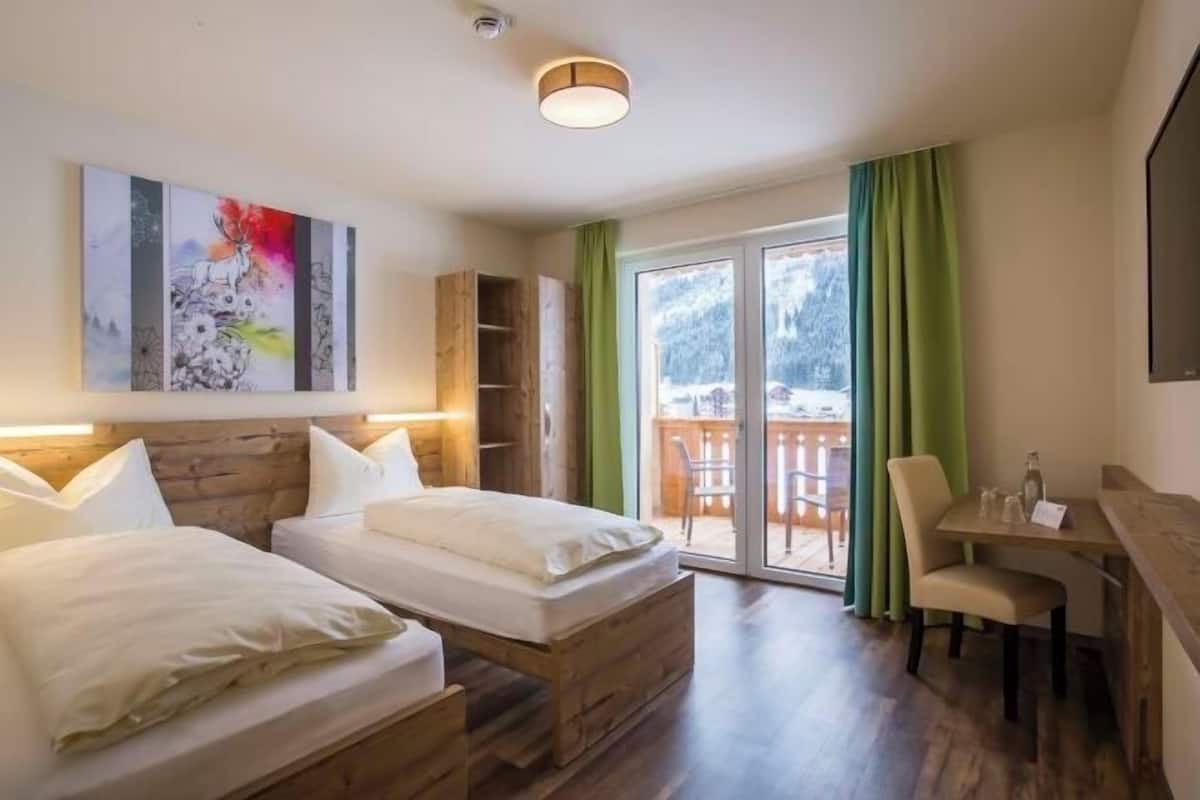Hypo-allergenic bedding available, blackout drapes, WiFi (free)