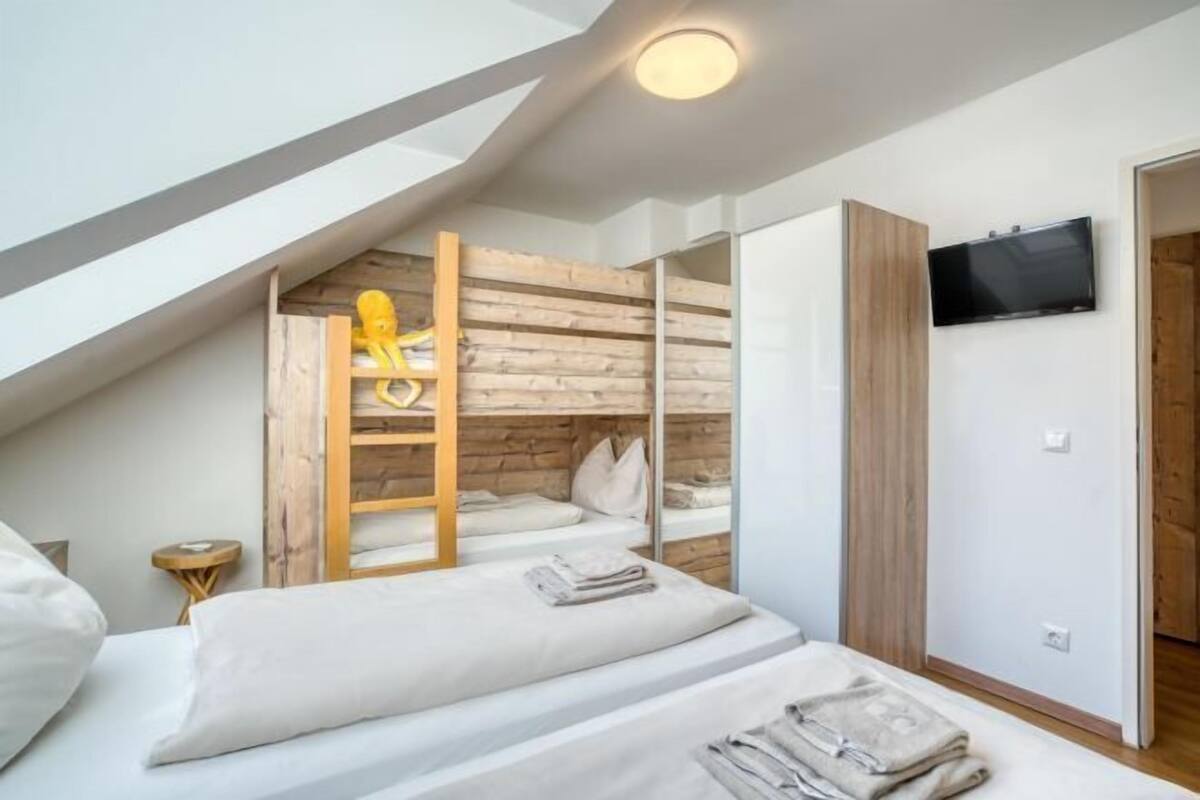 5 habitaciones, ropa de cama hipoalergénica y cortinas blackout