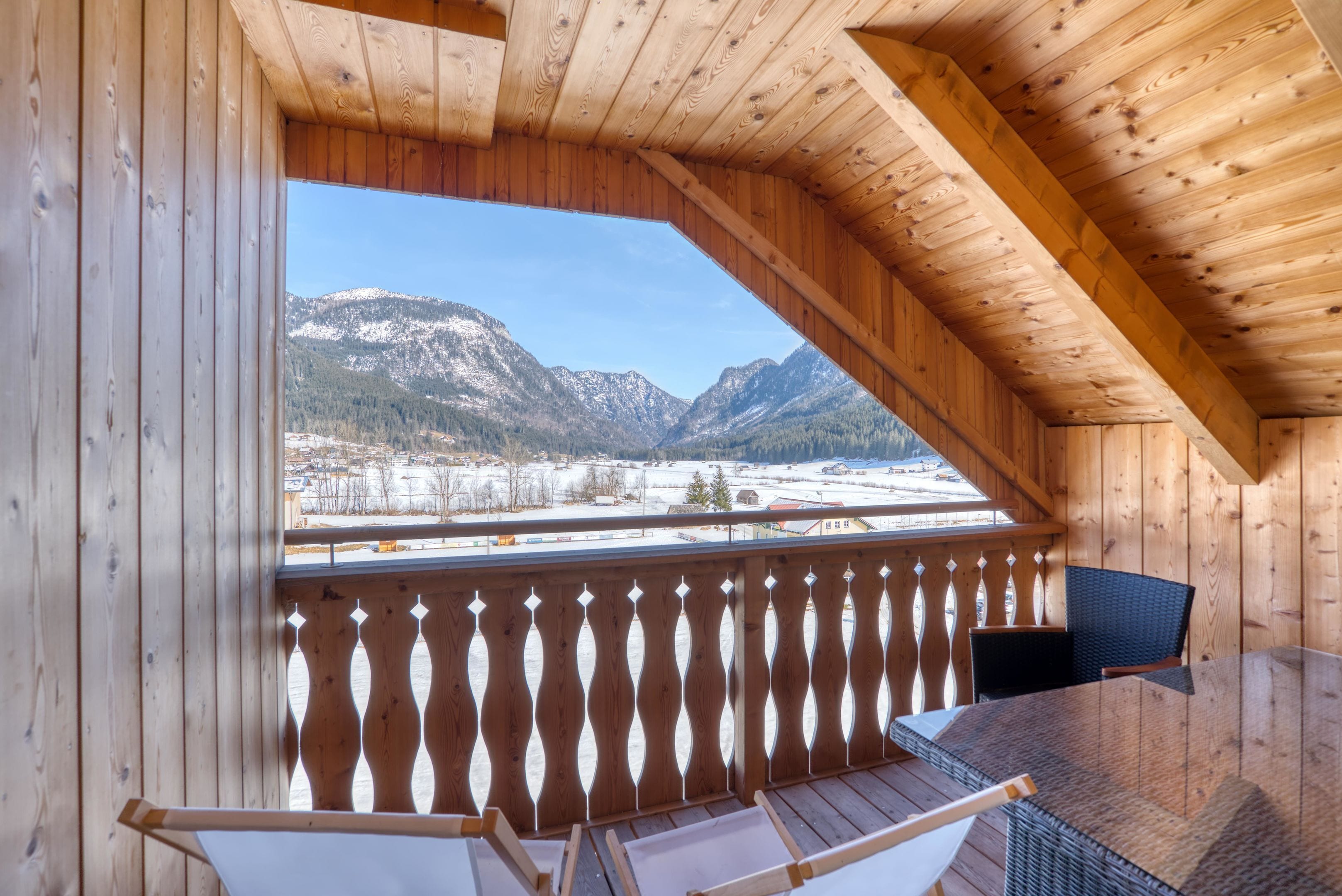 Classic-Apartment, 5 Schlafzimmer, Balkon, Hügelblick | Speisen im Freien
