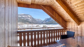 Classic-Apartment, 5 Schlafzimmer, Balkon, Hügelblick | Speisen im Freien