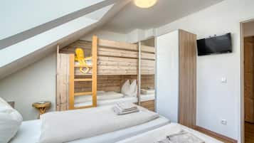 Hypo-allergenic bedding, blackout curtains, free WiFi, bed sheets