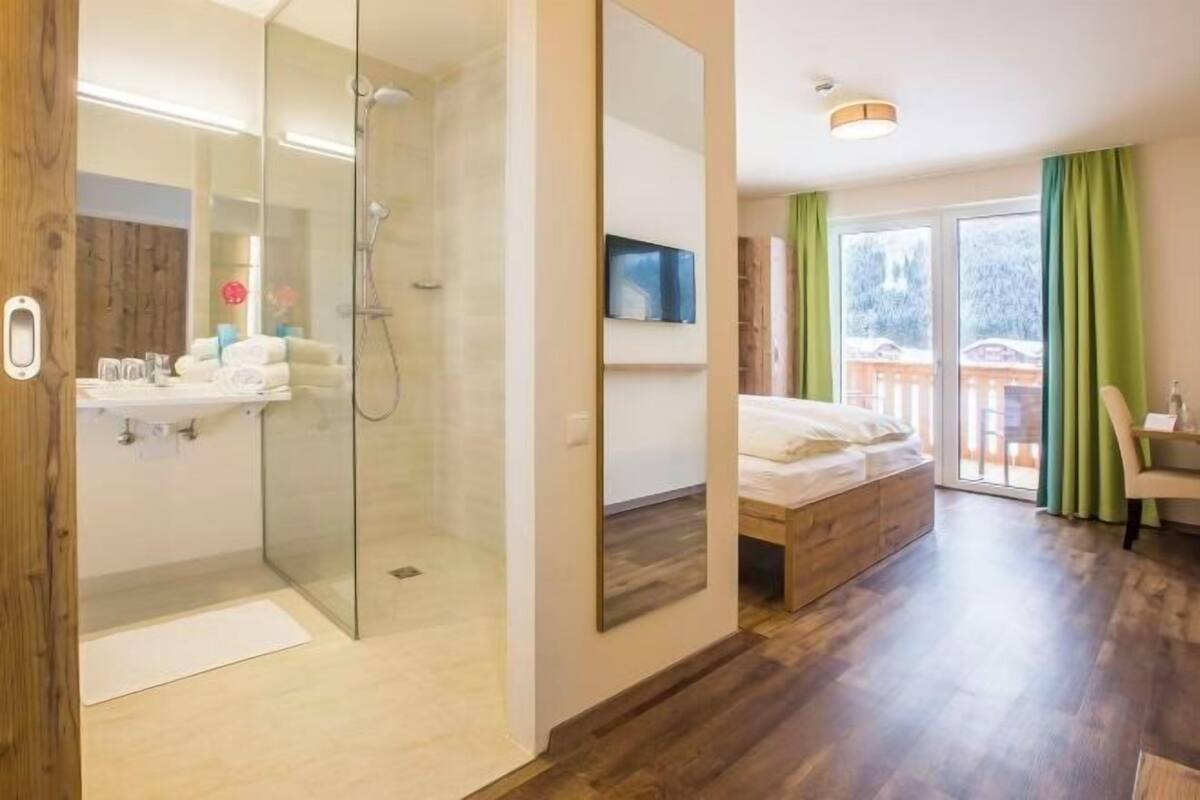 5 habitaciones, ropa de cama hipoalergénica y cortinas blackout