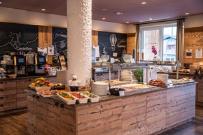 Café da manhã com buffet todos os dias (EUR 17 por pessoa)