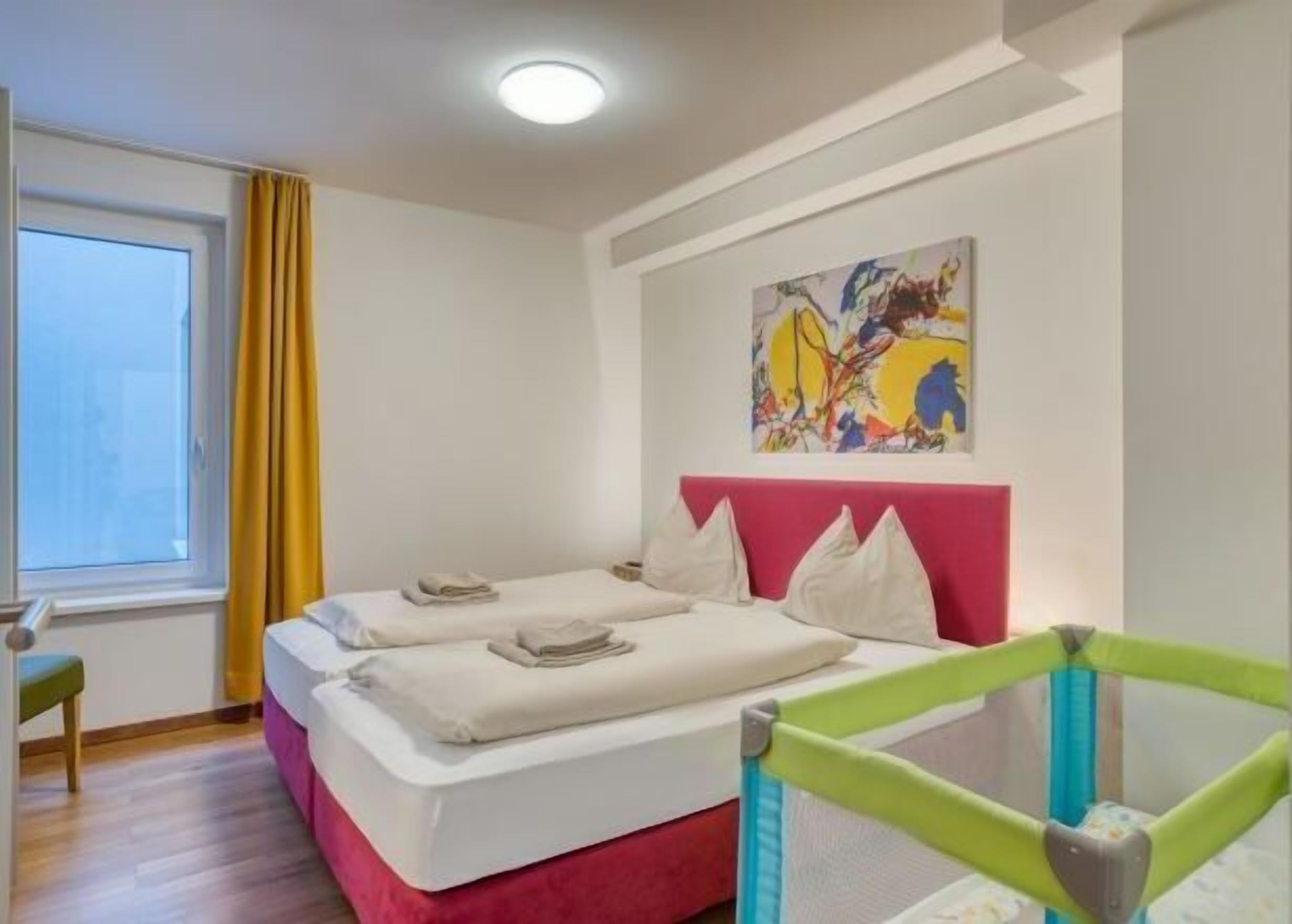 Hypo-allergenic bedding, blackout drapes, free WiFi, bed sheets