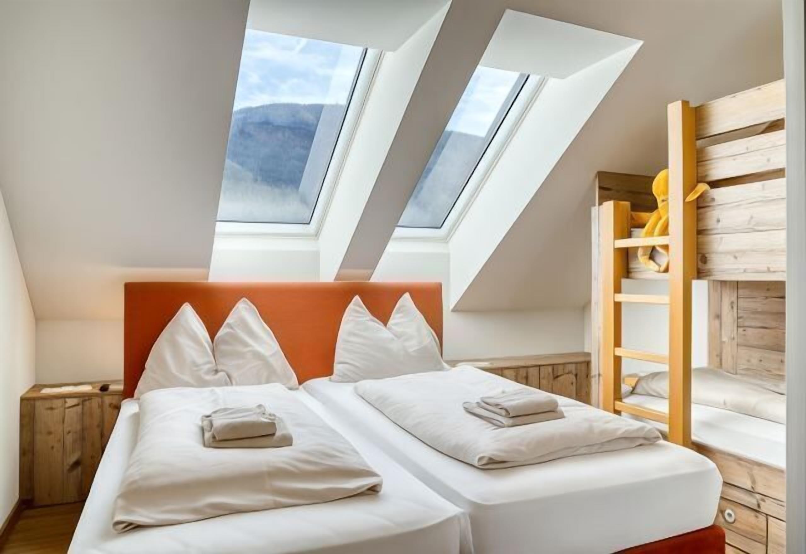 Hypo-allergenic bedding, blackout drapes, free WiFi, bed sheets