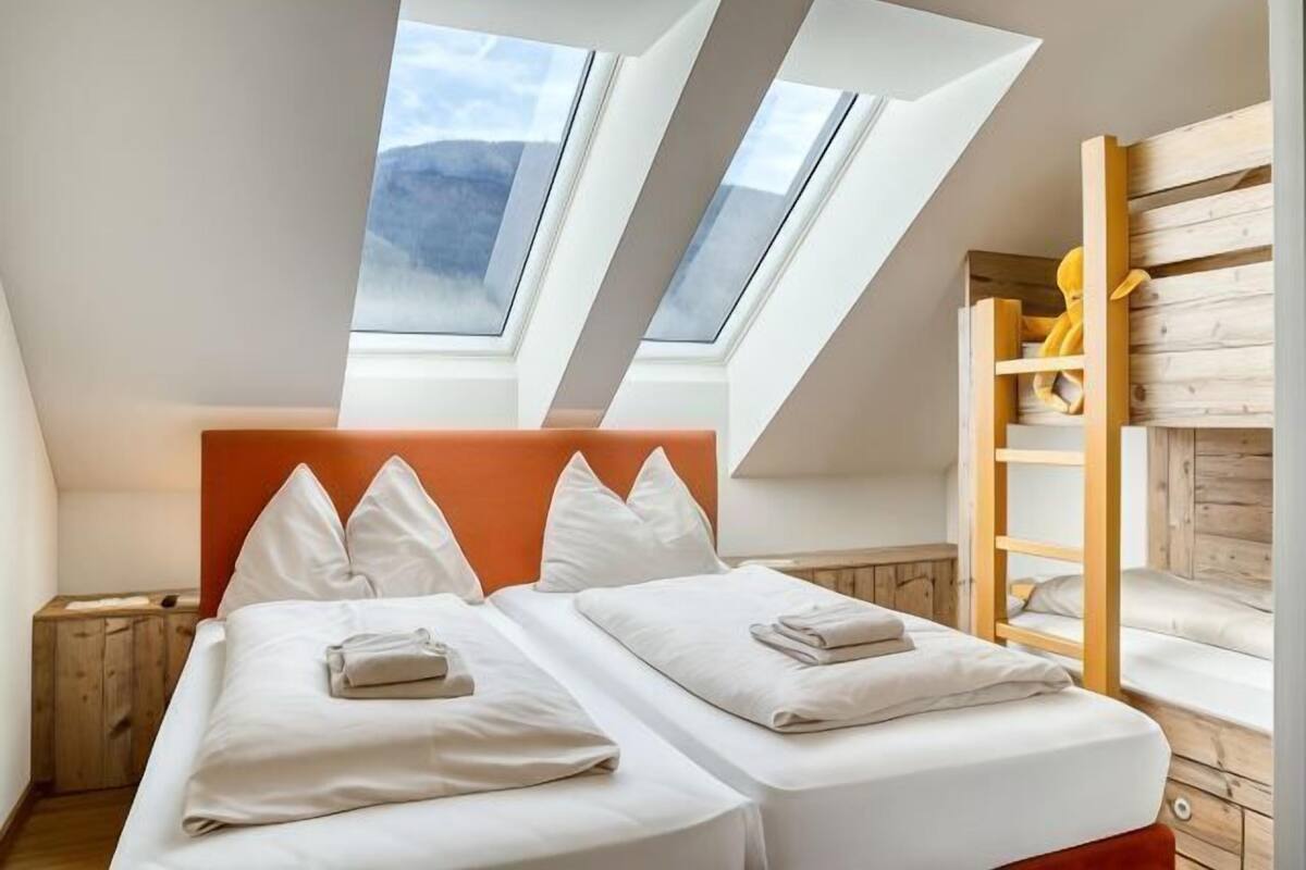 5 habitaciones, ropa de cama hipoalergénica y cortinas blackout