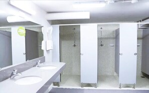 Chuveiro, secador de cabelo, toalhas de banho 