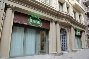 Exterior - Hola Hostal Eixample - Hostel (Barcelona)