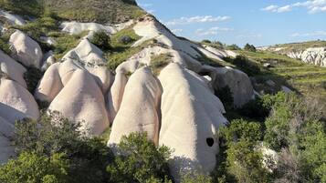 Un paisaje con grandes formaciones rocosas redondeadas y vegetación escasa.